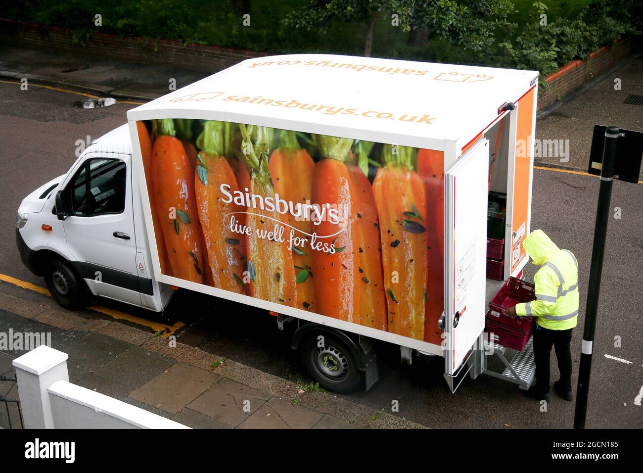 Londres, Royaume-Uni. 09e août 2021. Un liveur de Sainsbury se prépare à livrer une commande à un client à Londres. Crédit : SOPA Images Limited/Alamy Live News Banque D'Images