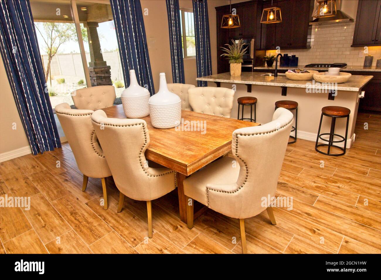 Coin salle à manger en bois Table avec comptoir en granit moderne cuisine Banque D'Images