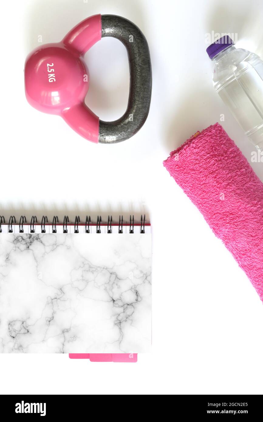 Sport fitness accessoires féminins, pose à plat, bloc-notes rose pour maquette, espace de copie. Accessoire et équipement de gym de couleur rose féminine. Fitness et style de vie sain, maquette Banque D'Images