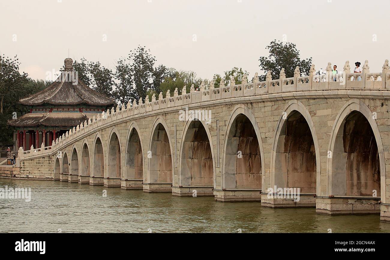 Pékin, Chine. 09e août 2021. Les touristes visitent le Palais d'été, la station balnéaire de la famille royale de la dynastie Qing, à Pékin, le lundi 9 août 2021. Le palais impérial, autrefois classé au patrimoine mondial de l'UNESCO, a été déclaré un « édifice chinois au design de jardin paysager ». Photo de Stephen Shaver/UPI crédit: UPI/Alay Live News Banque D'Images