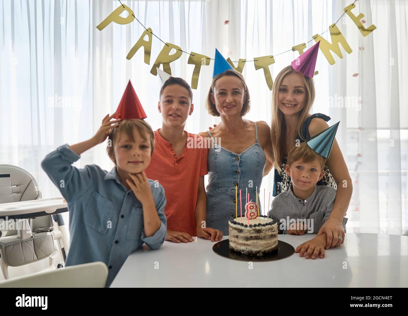 Une Bonne Famille Avec Des Amis Fete L Anniversaire D Un Enfant De 8 Mois La Premiere Annee De Vie Fete A Domicile Photo Stock Alamy