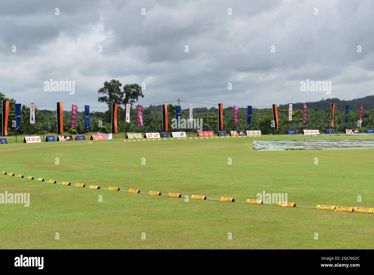 Le pittoresque terrain de cricket de l'Army Ordinance. Dombagode. Sri Lanka. Banque D'Images