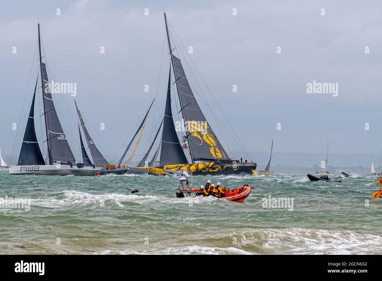 Cowes Isle of Wight, le 8 août 2021. Rolex Fastnet Race 2021-Brand New 125 ft Club Swan Skorpios , ( à droite ) le plus grand yacht est entré Rambler à gauche Banque D'Images