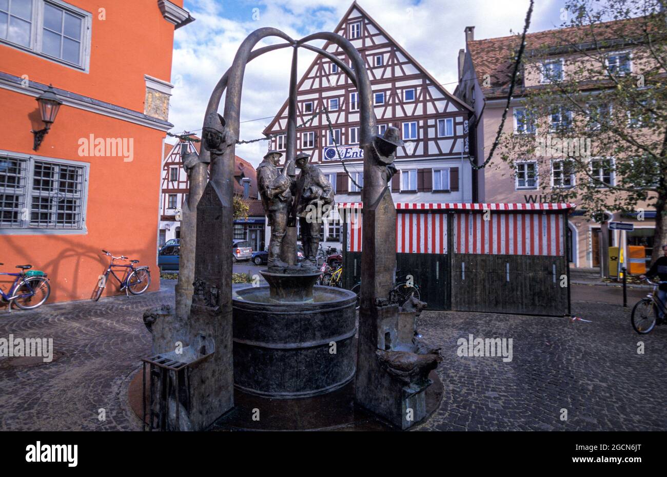 Marktbrunnen, fontaine du marché à Alte Schranne, Nördlingen, Swabia, Bavière, Allemagne, Banque D'Images