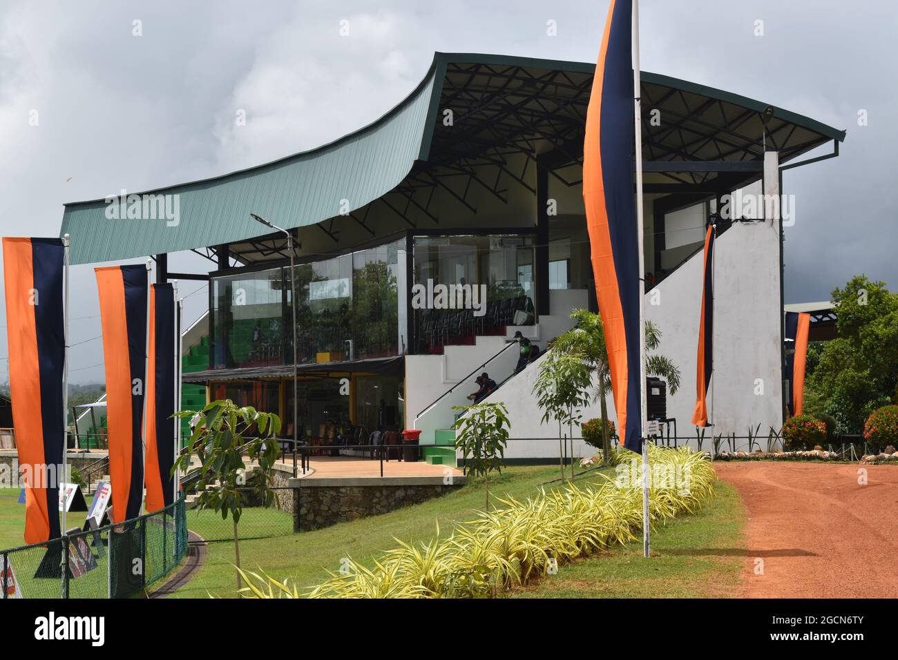 Le pavillon du pittoresque terrain de cricket de l'Army Ordinance. Dombagode. Sri Lanka. Banque D'Images