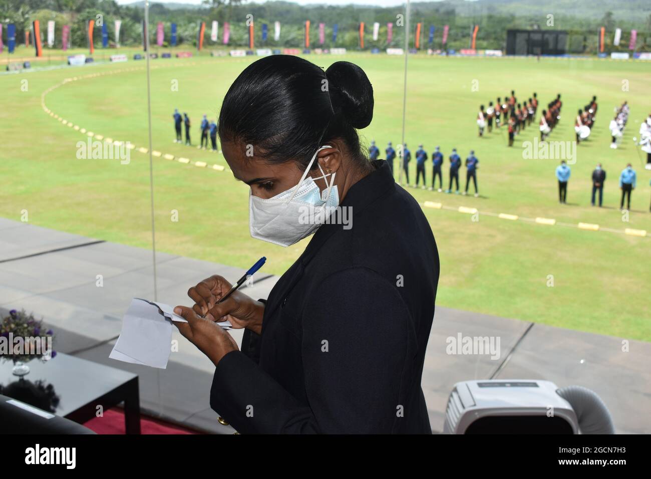 L'Armée du Sri Lanka prend des notes personnelles avant la cérémonie d'ouverture d'un événement sportif. Terrain de cricket de l'ordonnance de l'armée. Dombagode. Sri Lanka. Banque D'Images