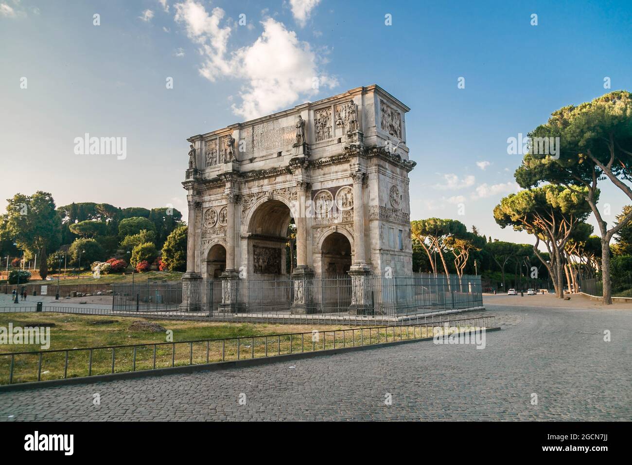 Arc de Constantine - VUE au crépuscule sur le côté sud de l'Arc de Constantine. Banque D'Images