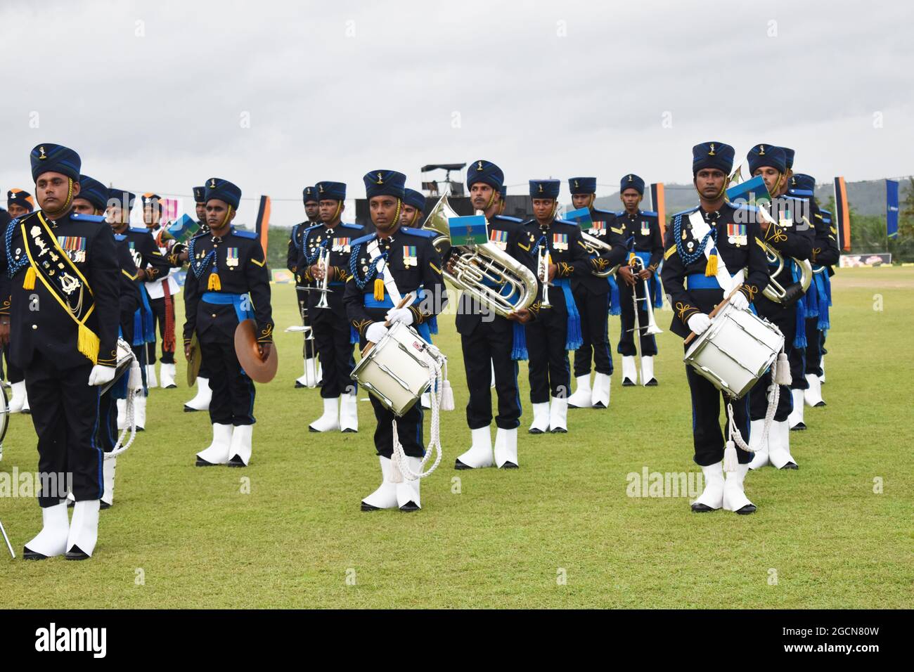 Les bandes de l'armée du Sri Lanka lors d'une cérémonie d'ouverture d'une ligue de cricket. Terrain de cricket de l'ordonnance de l'armée. Dombagode. Sri Lanka. Banque D'Images