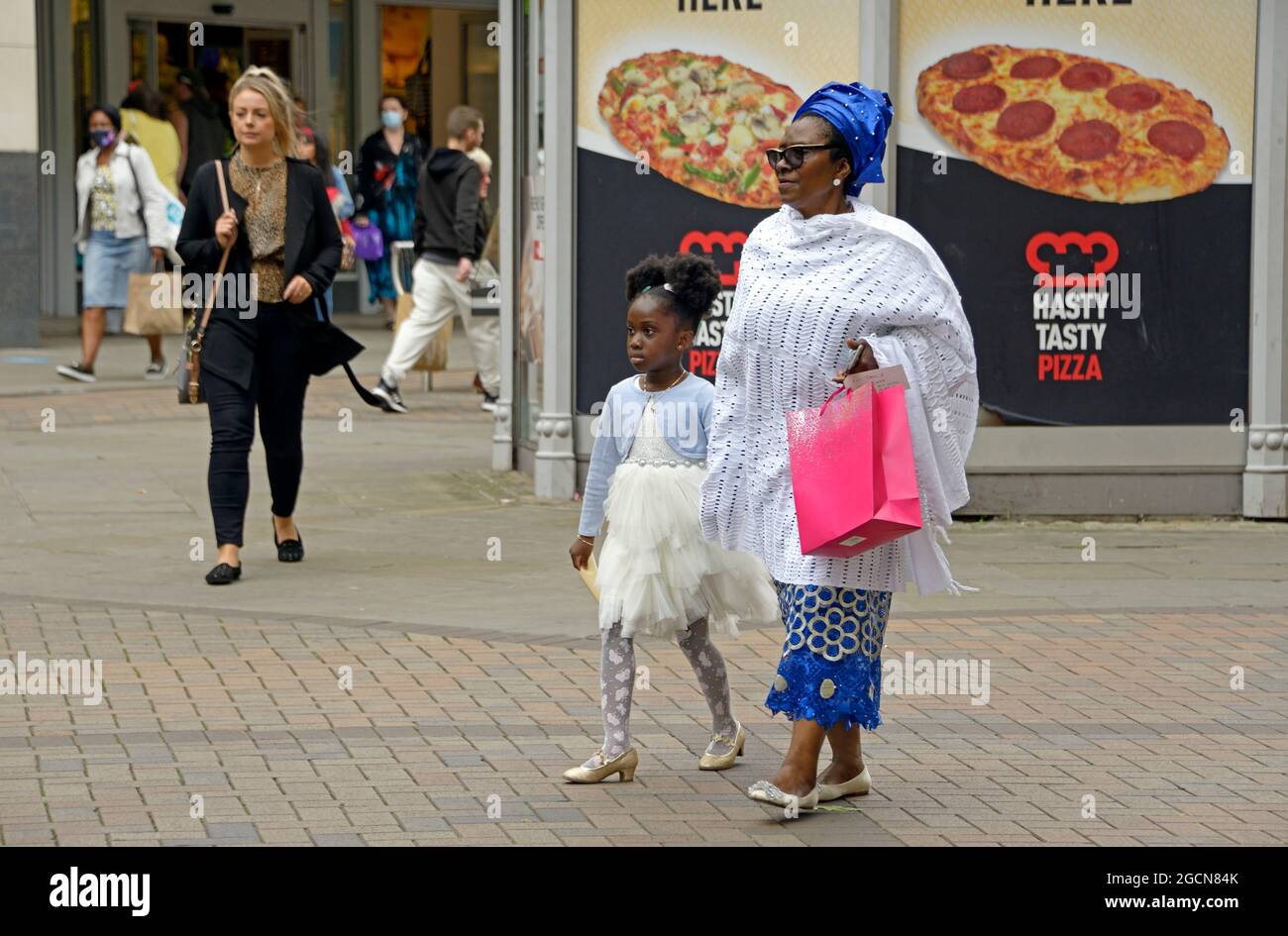 Femmes noires avec un petit enfant en robe à volants Banque D'Images