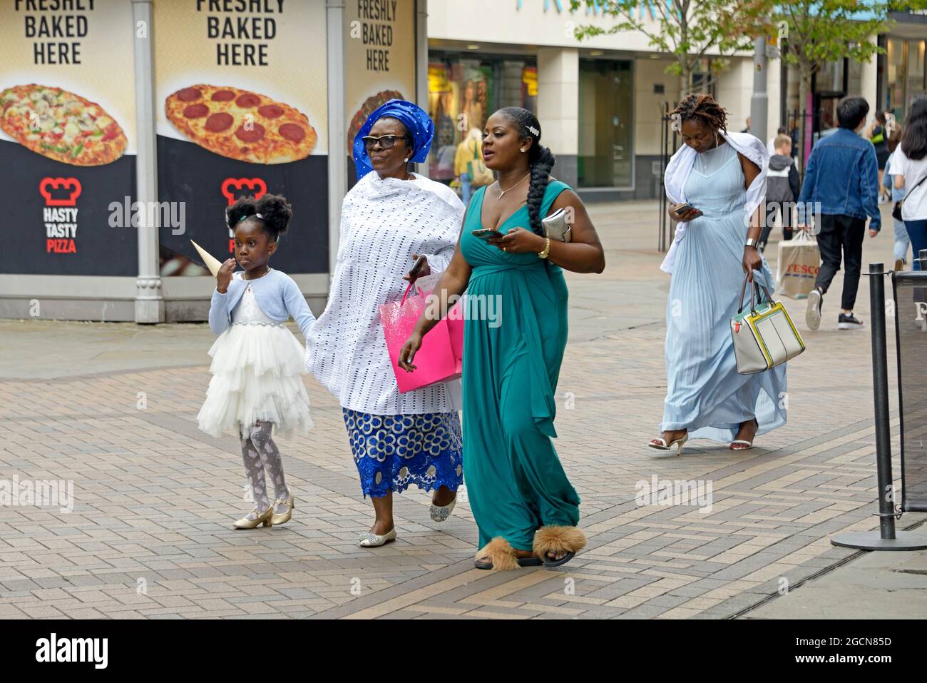 Femmes noires avec un petit enfant en robe à volants Banque D'Images