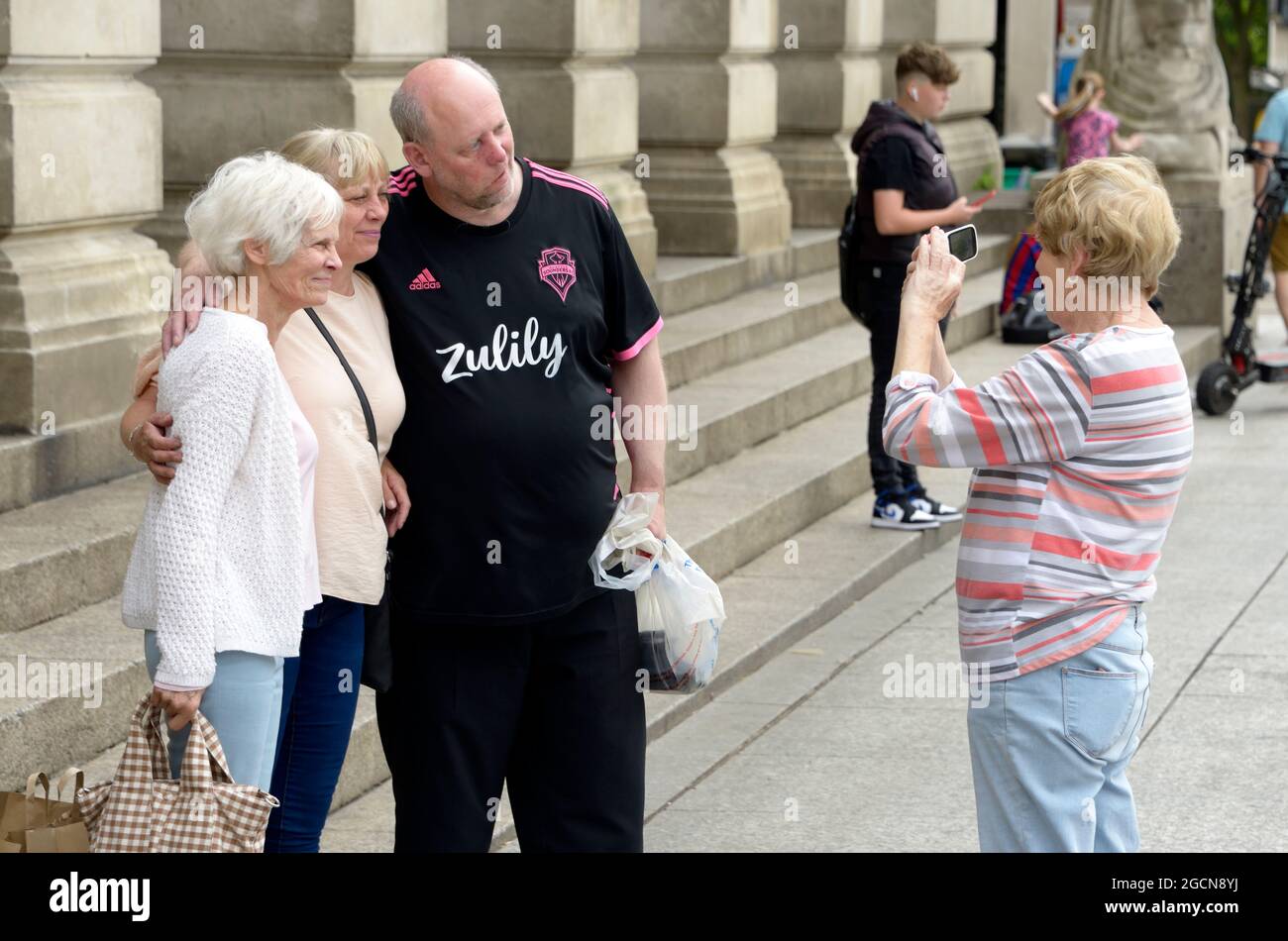 Vieux gens qui font le selfie. Nottingham. Banque D'Images