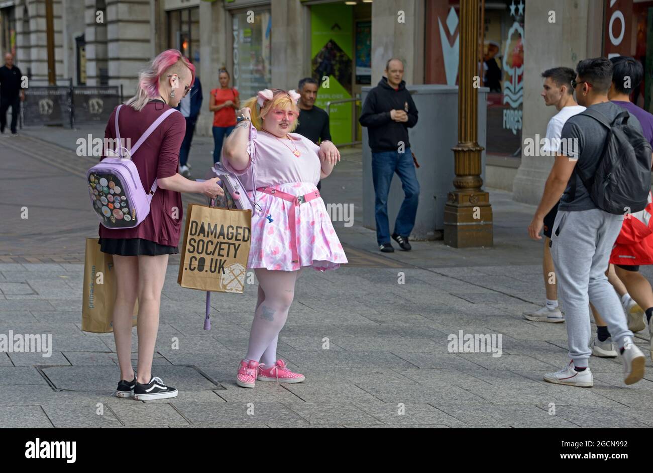 Jeunes femmes originales, en rose. Banque D'Images