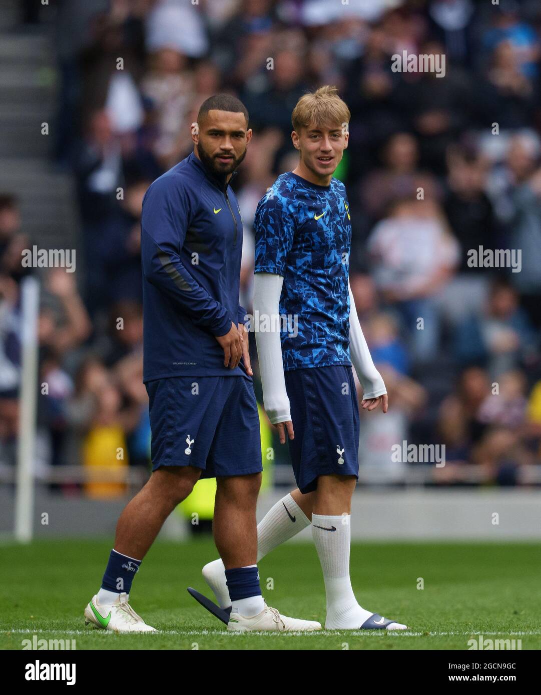 White Hart Lane, Royaume-Uni. 08 août 2021. Cameron carter-Vickers (à gauche) et Jack Clarke de Spurs à temps plein pendant le match de la série « Mind » 2021/22 entre Tottenham Hotspur et Arsenal au stade Tottenham Hotspur, White Hart Lane, Angleterre, le 8 août 2021. Photo d'Andy Rowland. Crédit : Prime Media Images/Alamy Live News Banque D'Images