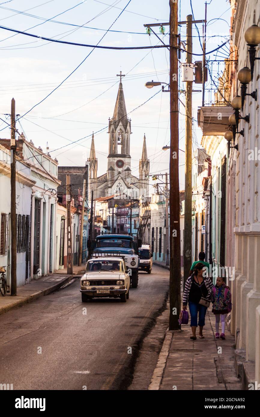 CAMAGUEY, CUBA - 25 JANVIER 2016 : vue sur une rue étroite dans le centre de Camaguey. Banque D'Images
