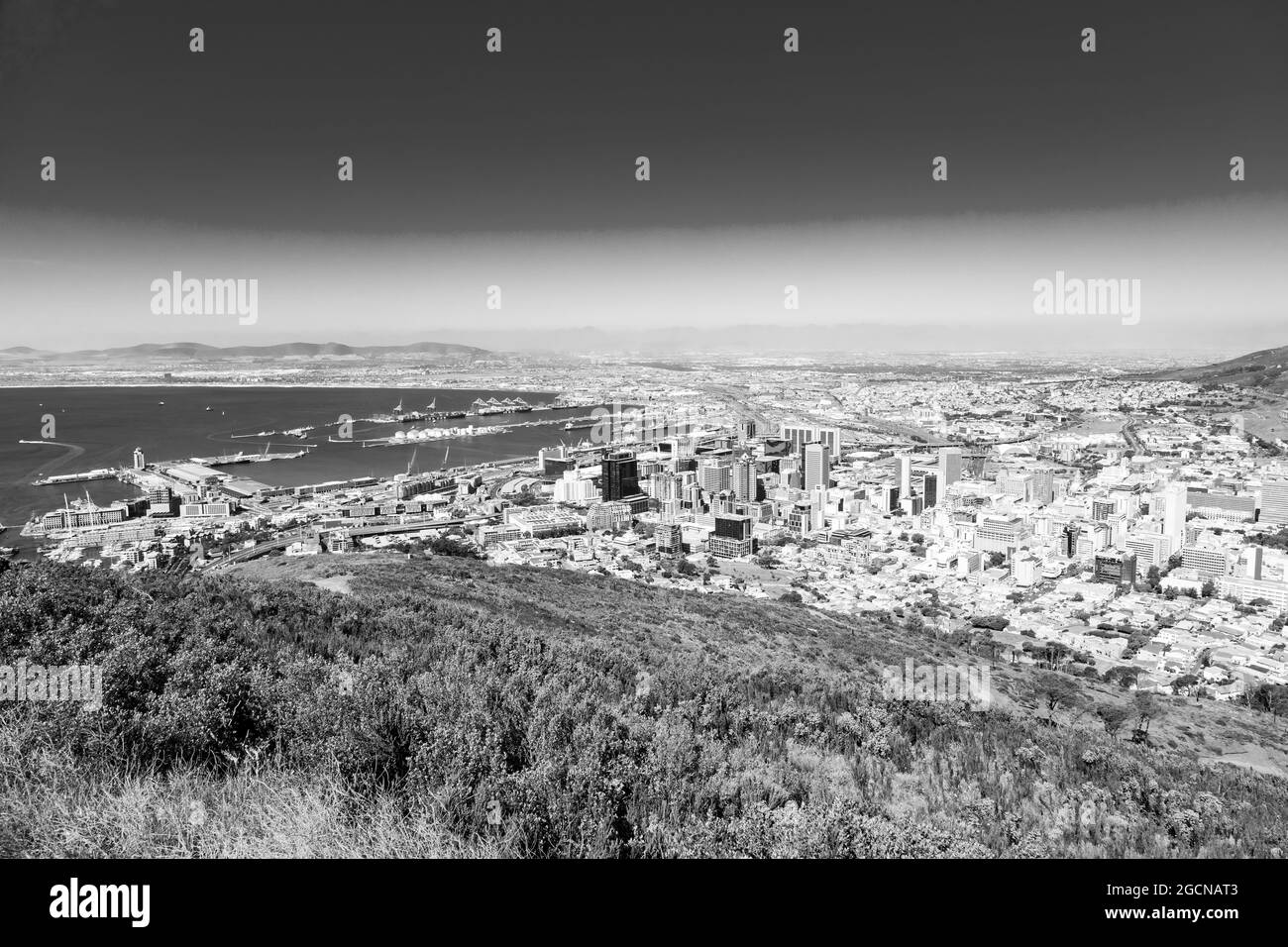 CAPE TOWN, AFRIQUE DU SUD - 05 janvier 2021 : une échelle de gris d'une vue en hauteur du port de Cape Town et du quartier central des affaires en Afrique du Sud Banque D'Images