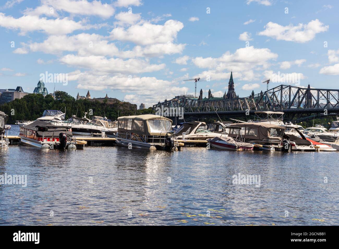 Ottawa, Canada - le 2 août 2021 : pont Alexandra entre la ville de Gatineau (Québec) et Ottawa (Ontario) au Canada. Portage Champlain Yacht Club avec bateau Banque D'Images