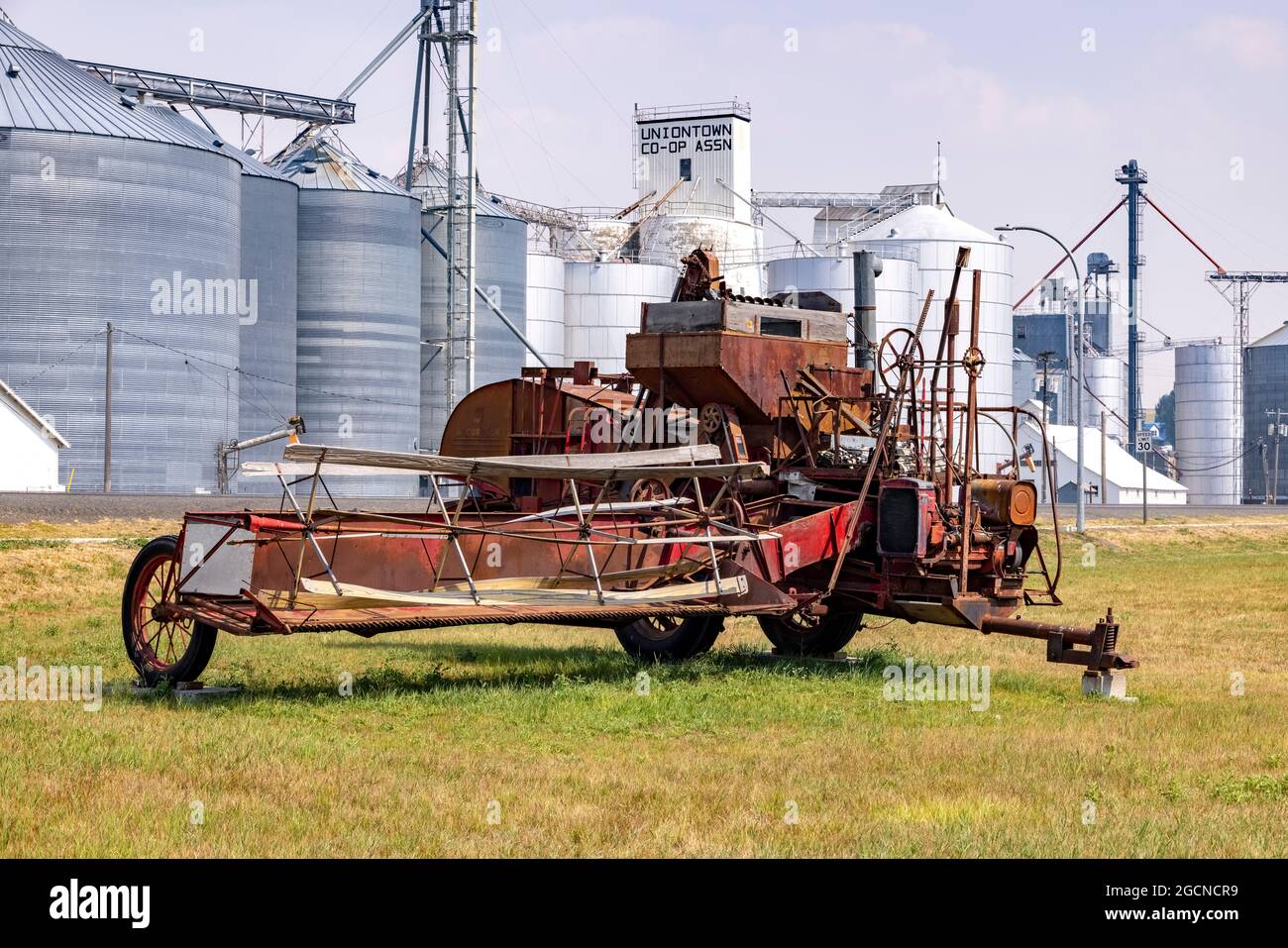 Détail des anciennes machines agricoles devant les bâtiments de la Uniontown Coop Association, État de Washington, États-Unis Banque D'Images