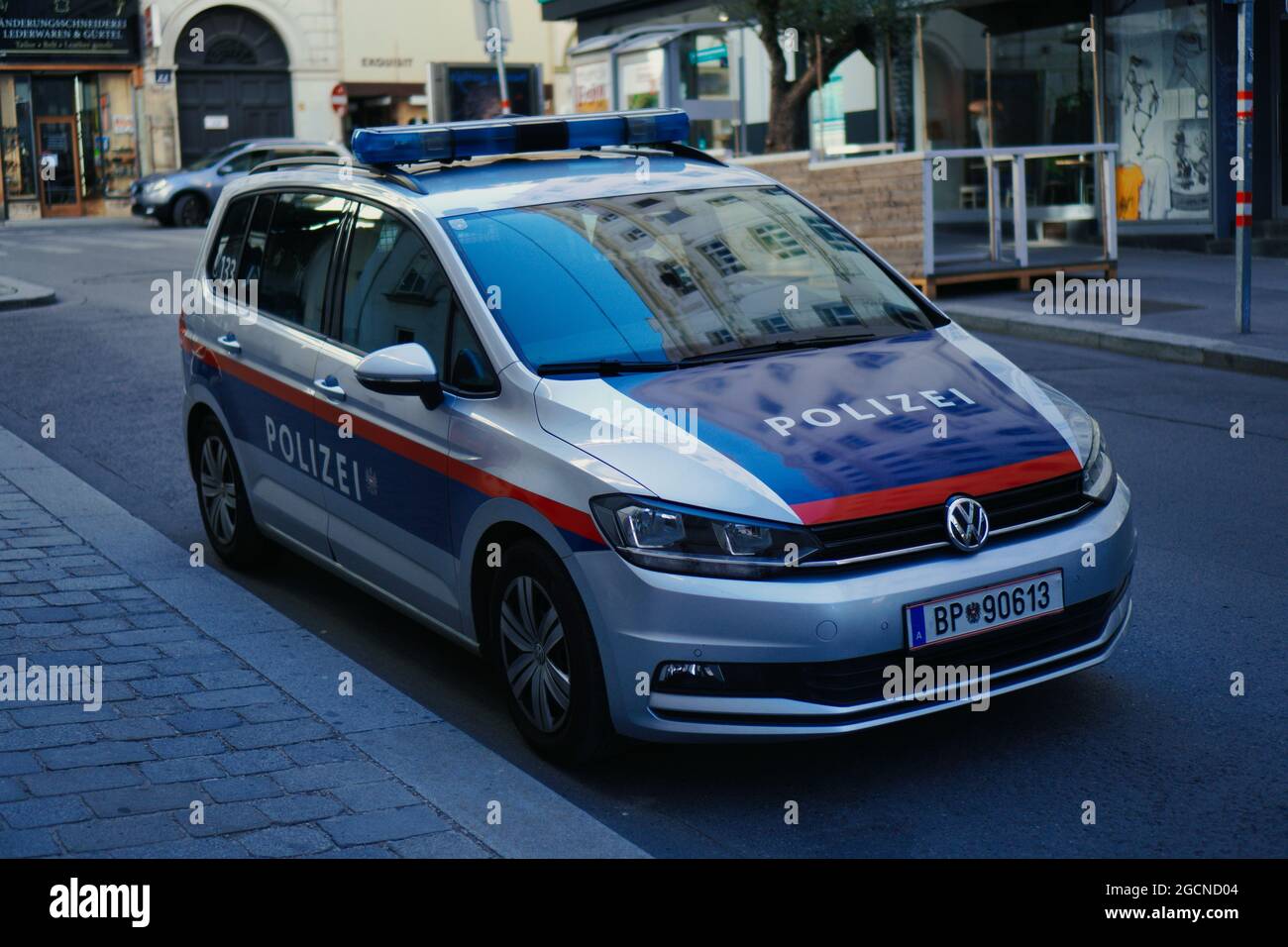 WIEN, AUTRICHE - 10 juillet 2021 : voiture de police garée dans la rue de Wien, Autriche Banque D'Images