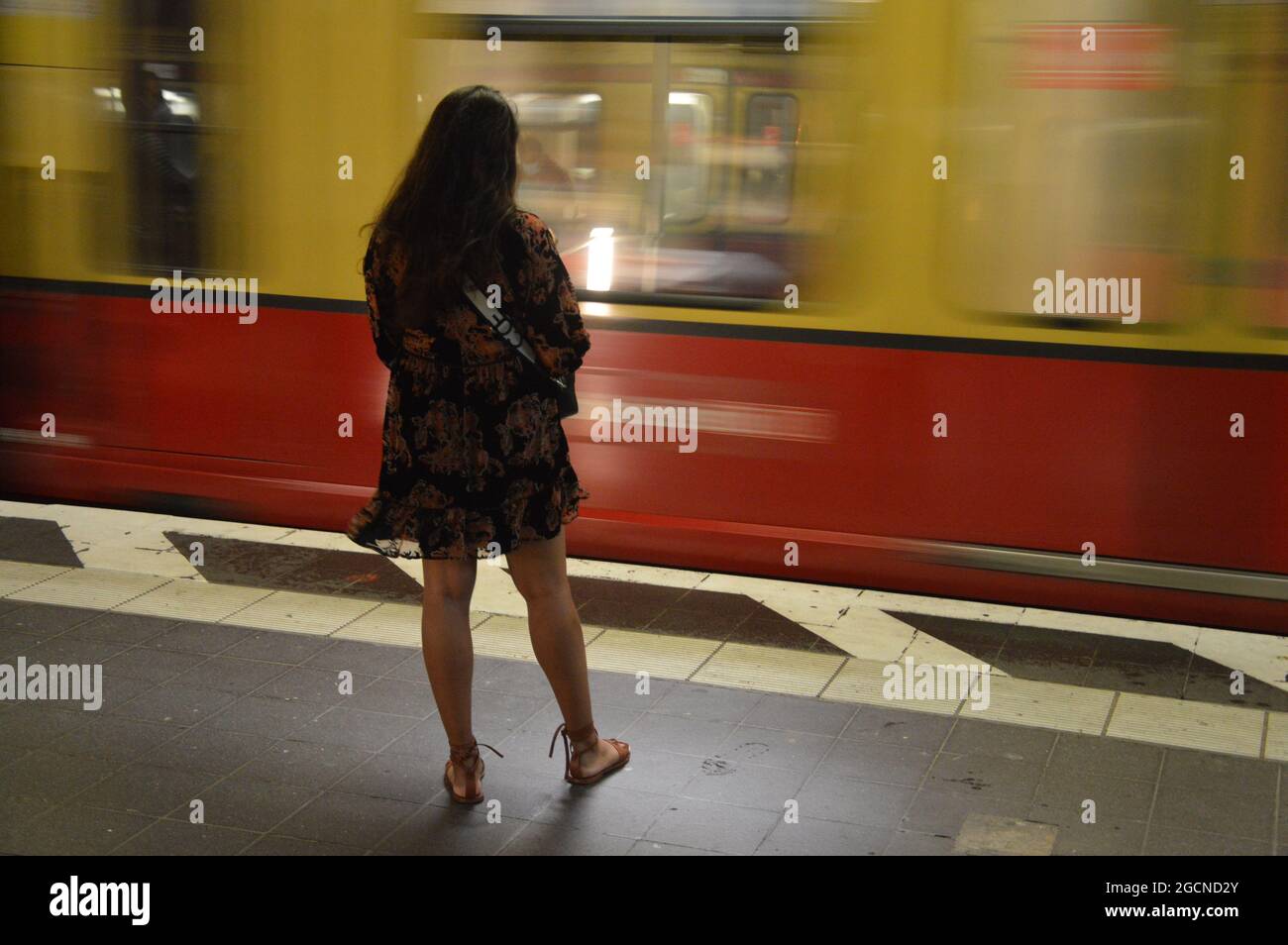 Une jeune femme à la gare Hermannstrasse de Berlin à Neukölln, Berlin, Allemagne - 9 août 2021. Banque D'Images