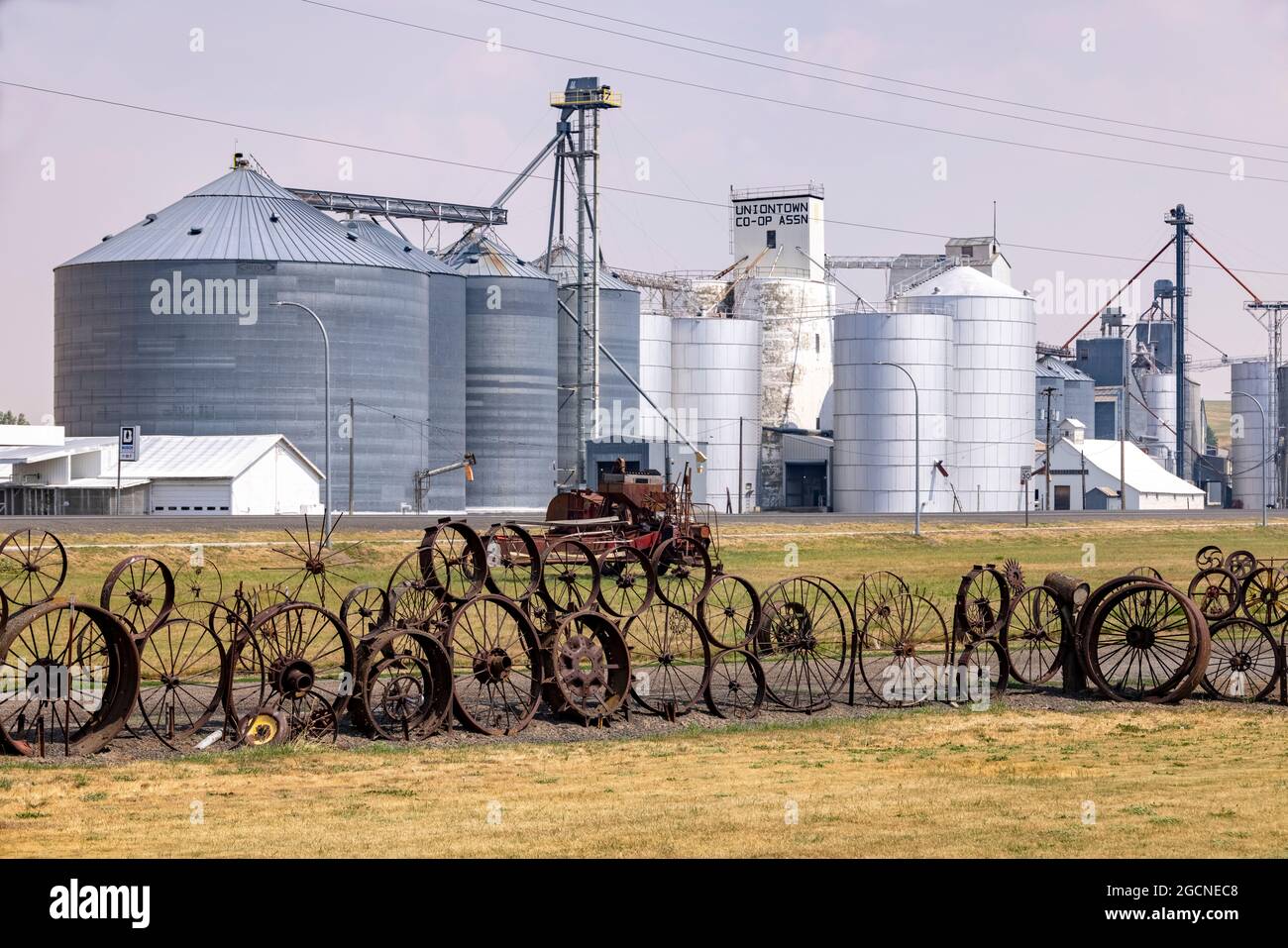 Clôture métallique de roue de wagon, Dahmen Barn, Uniontown, Palouse, État de Washington, ÉTATS-UNIS. Banque D'Images