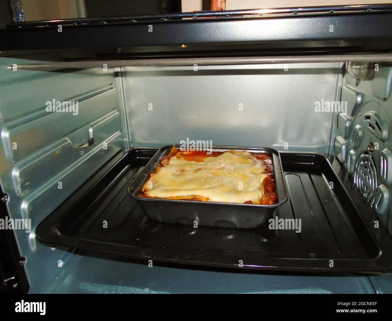 La lasagnes maison est cuisante dans un four chaud Photo Stock - Alamy