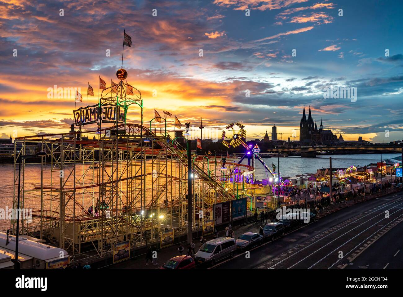 Kirmes Happy Colonia, foire de Corona-conforme au Deutszer Werft, sur le Rhin, la cathédrale de Cologne, Abendrot, montagnes russes Wilde Maus, un temporaire Banque D'Images