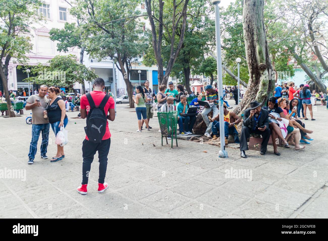 LA HAVANE, CUBA - 20 FÉVRIER 2016 : vue sur le parc de Fe del Valle dans le quartier de Havana Centro. C'est l'un des rares points d'accès Wi-Fi à Cuba. Banque D'Images