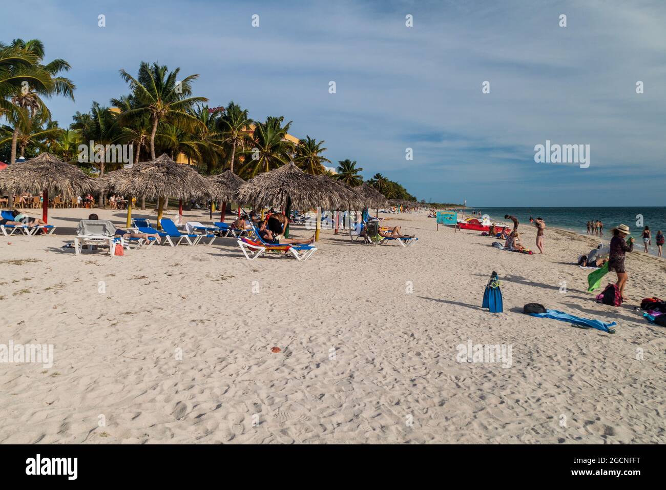 PLAYA ANCON, CUBA - 9 FÉVRIER 2016 : les touristes se baignent au soleil sur la plage Playa Ancon près de Trinidad, Cuba Banque D'Images