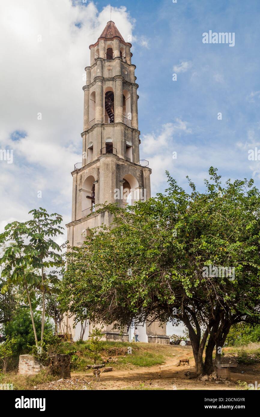 Tour Manaca Iznaga dans la vallée de Valle de los Ingenios près de Trinidad, Cuba. La tour a été utilisée pour observer les esclaves travaillant sur la plantation de canne à sucre. Banque D'Images