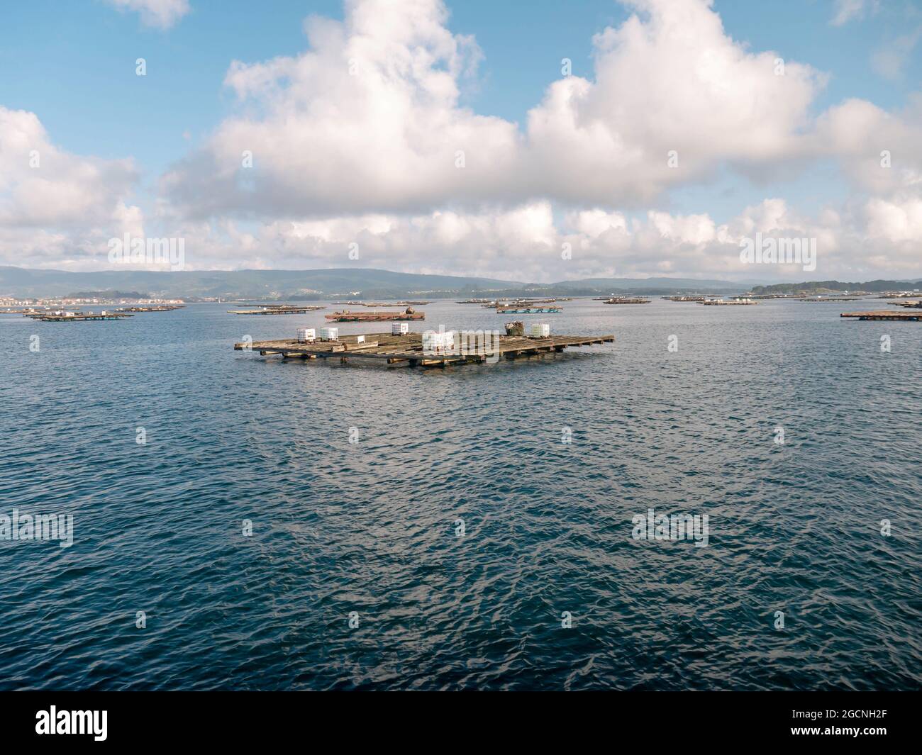 O GROVE, ESPAGNE - 24 JUILLET 2021 : plate-forme de ferme de mollusques dans l'estuaire d'Arousa près de O Grove, Pontevedra, Galice, Espagne Banque D'Images