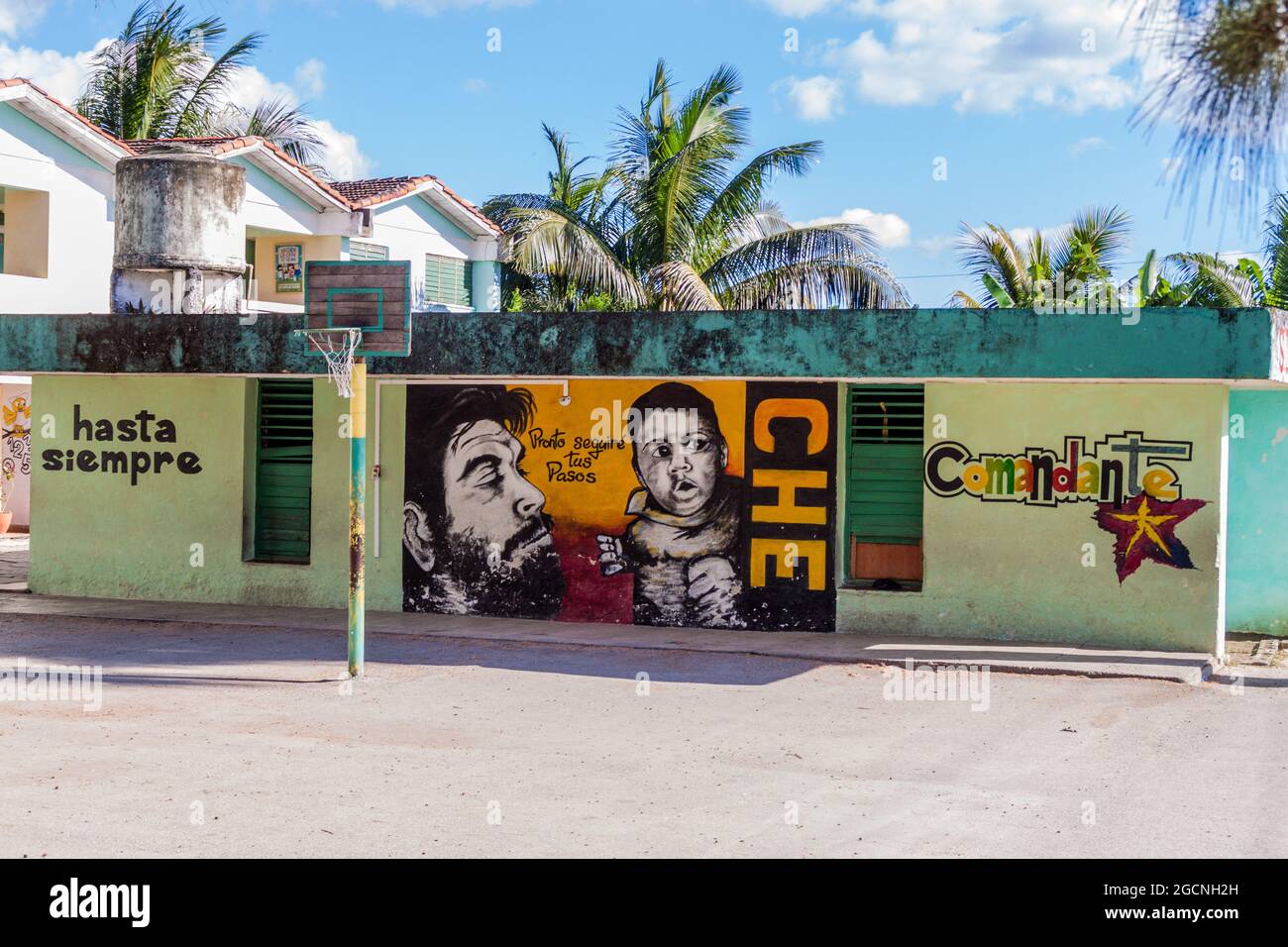SANTA CLARA, CUBA - 13 FÉVRIER 2016 : vue sur les peintures murales à Santa Clara, Cuba. Il dit: Toujours à la victoire. Je vais suivre vos étapes bientôt. Commandant. Banque D'Images