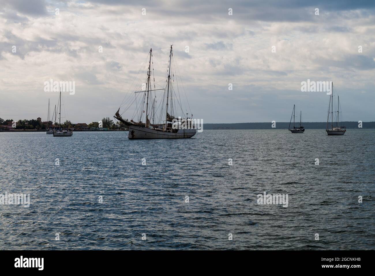 Voiliers dans la baie de Bahia de Jagua près de Cienfuegos, Cuba Banque D'Images
