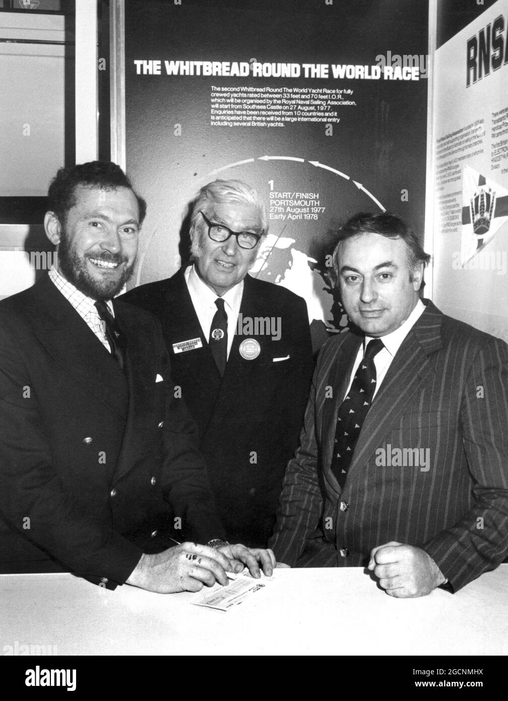 AJAXNETPHOTO. JANVIER 1977. LONDRES, ANGLETERRE. - LES SKIPPERS DE COURSE DE WHITBREAD - (G-D) ROBIN KNOX-JOHNSTON, CAPITAINE DUDLEY NORMAN RNSA SECRÉTAIRE DE LA COURSE DE YACHT DE WHITBREAD ROUND THE WORLD ET LES WILLIAMS AU SALON DE BATEAU DE LONDRES. KNOX JOHNSTON ET WILLIAMS CO-SKIERONT LE BOWMAN 77 ENTRÉE CONDOR DANS LA COURSE. PHOTO:JONATHAN EASTLAND/AJAX REF:770501 Banque D'Images