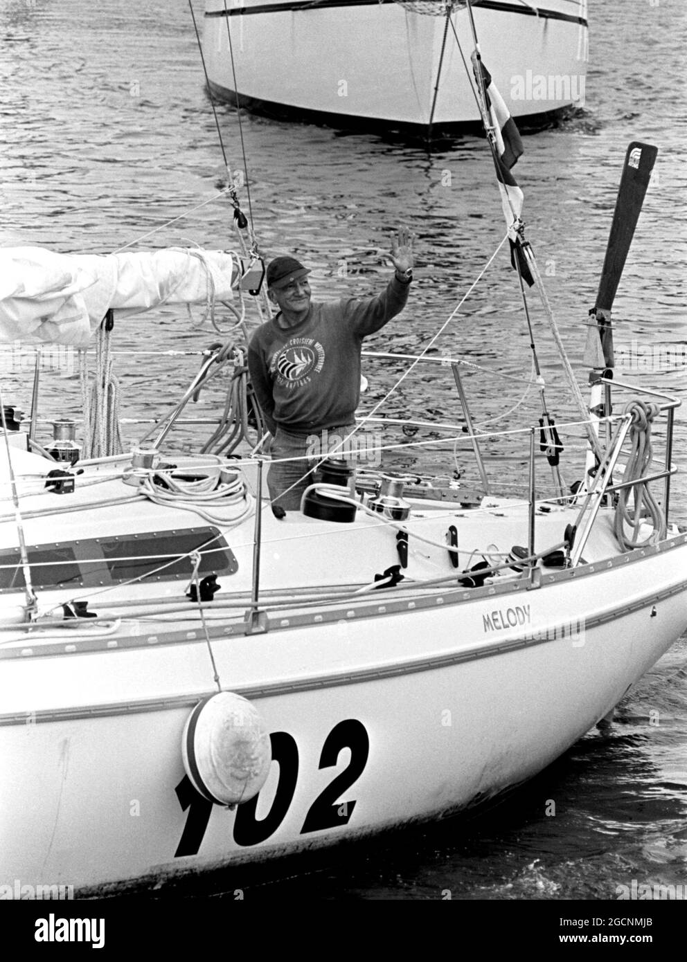 AJAXNETPHOTO. 5 JUIN 1976. PLYMOUTH, ANGLETERRE. - OSTAR 1976 - COURSE D'UNE SEULE MAIN DE L'OBSERVATEUR/DE L'WESTERN ROYAL - PATRIARCHE BROCHÉS PAR YVES OLIVAUX DE FRANCE QUITTE LE QUAI DE MILBAY POUR LA LIGNE DE DÉPART. PHOTO:JONATHAN EASTLAND/AJAX REF:2760506 10 Banque D'Images