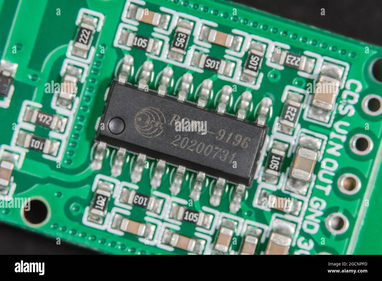 Gros plan macro de la carte de circuit imprimé du capteur de mouvement de petit corps. La puce IC RCWL-0516 est une puce de contrôle de traitement de signal de transmission. Banque D'Images