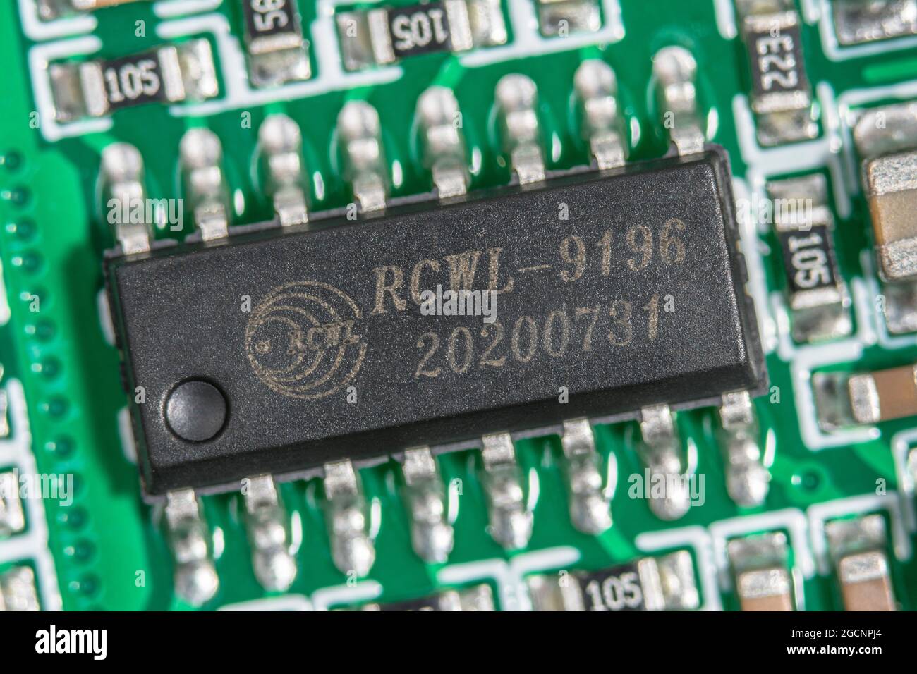 Gros plan macro de la carte de circuit imprimé du capteur de mouvement de petit corps. La puce IC RCWL-0516 est une puce de contrôle de traitement de signal de transmission. Banque D'Images