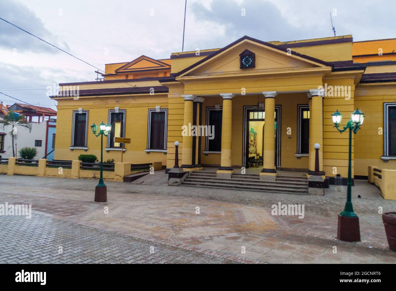 Construction de la commune d’Aramblea del Poder Popular (Assemblée municipale du pouvoir populaire) à Baracoa, Cuba. Banque D'Images