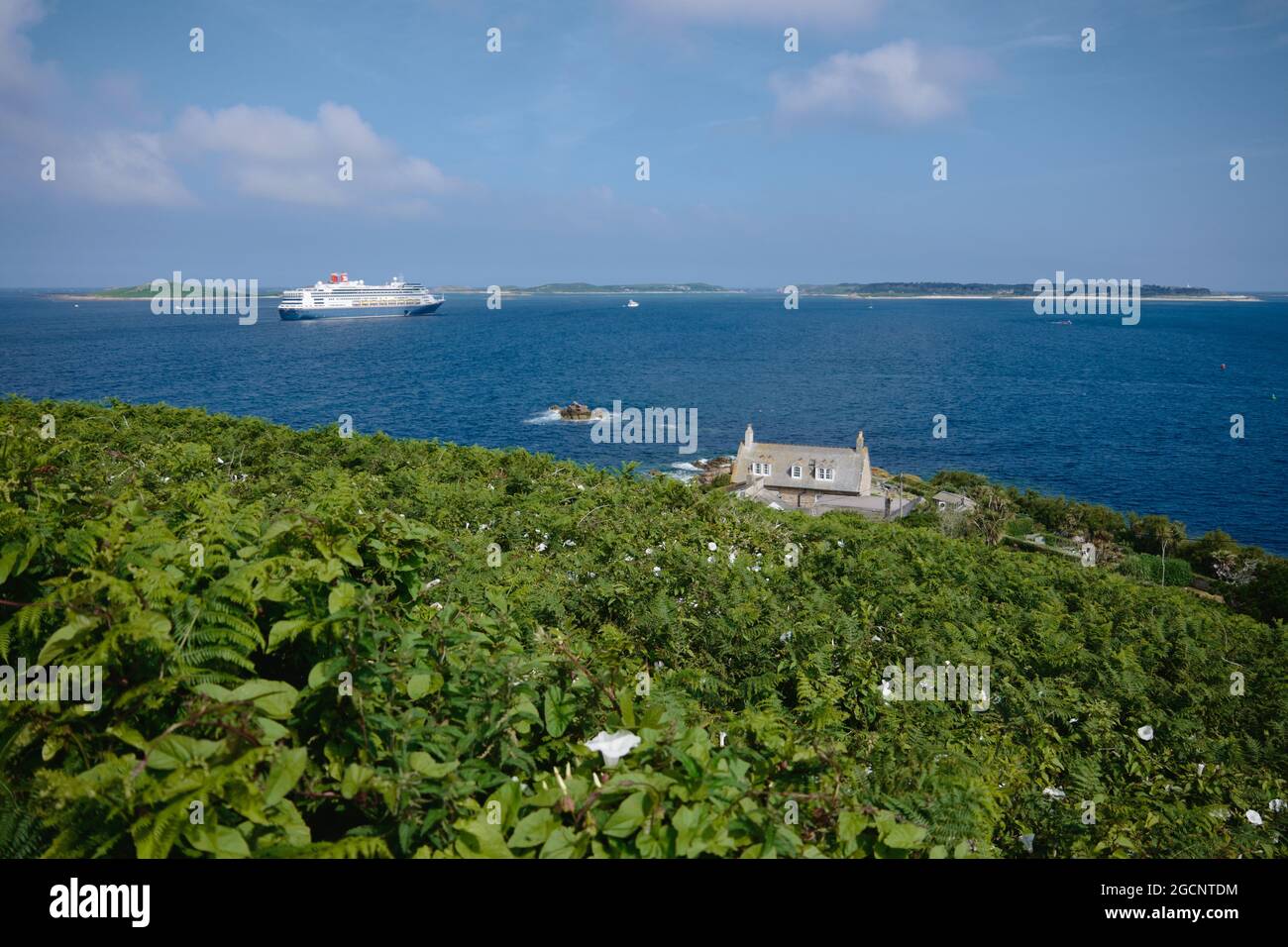 Un bateau de croisière au large de la côte de l'île St Mary, vu de Garrison Hill, îles de Scilly, Cornouailles, Angleterre, Royaume-Uni, Juillet 2021 Banque D'Images