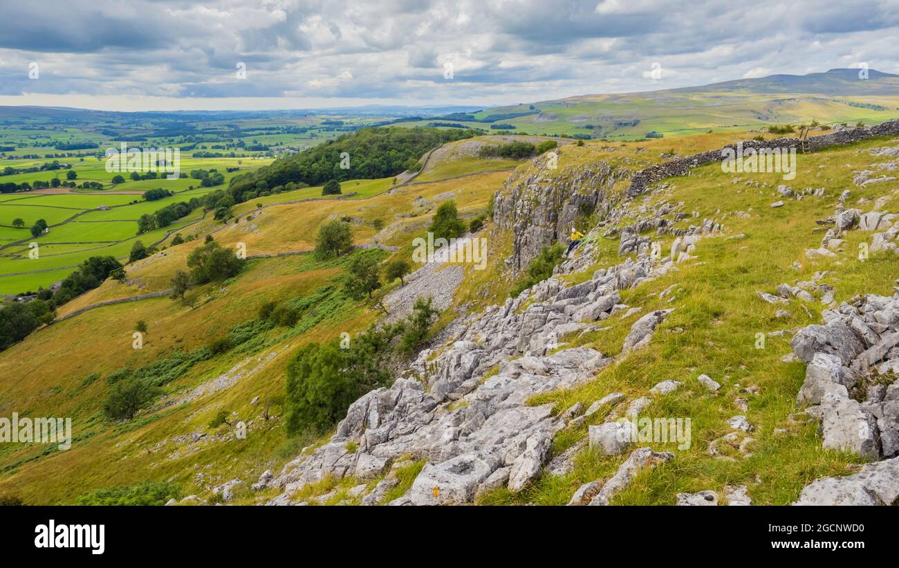 Le sommet de la cicatrice de Pot était dominé par un énorme cairn creux tentaculaire qui présentait une vue magnifique sur Ingleborough. Banque D'Images