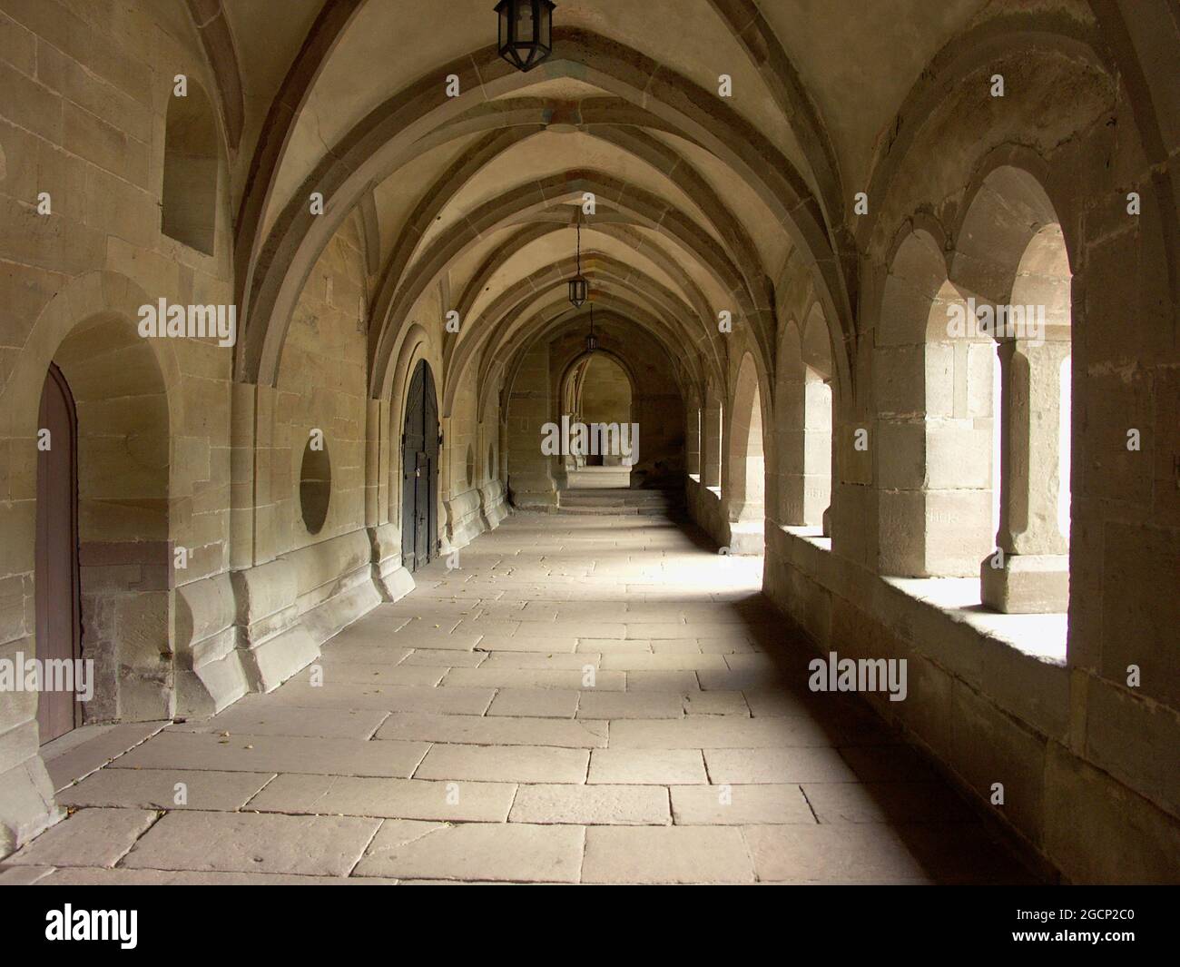 Monastère de Maulbronn (ancienne abbaye cistercienne) : passage des frères laïcs devant le Cellarium, Forêt Noire du Nord, Bade-Wurtemberg, Allemagne Banque D'Images