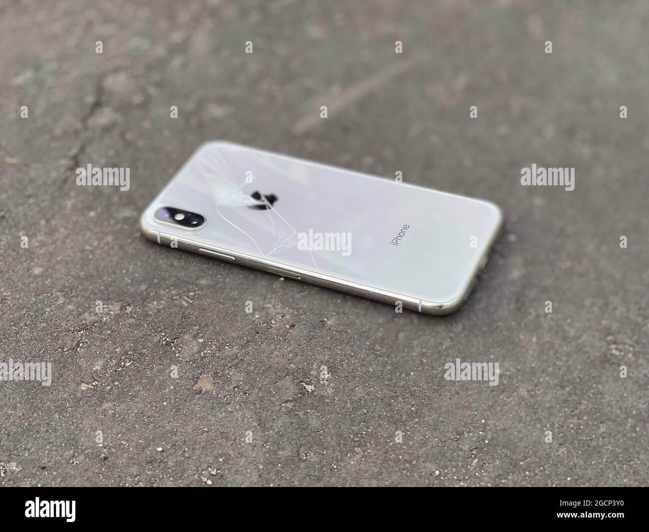 MOSCOU, RUSSIE - 29 juillet 2021 : casse et repose sur l'asphalte gris, la couverture arrière au sommet. Banque D'Images