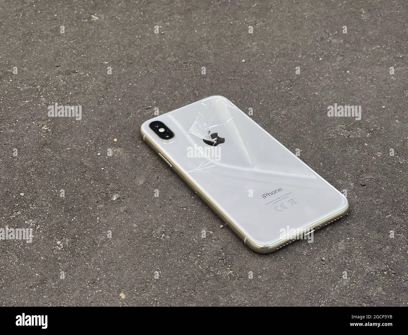 MOSCOU, RUSSIE - 29 juillet 2021 : smartphone Apple cassé en vol vers le sol. Téléphone cassé, détruit ou endommagé. Accident avec appareil, gadget. Banque D'Images