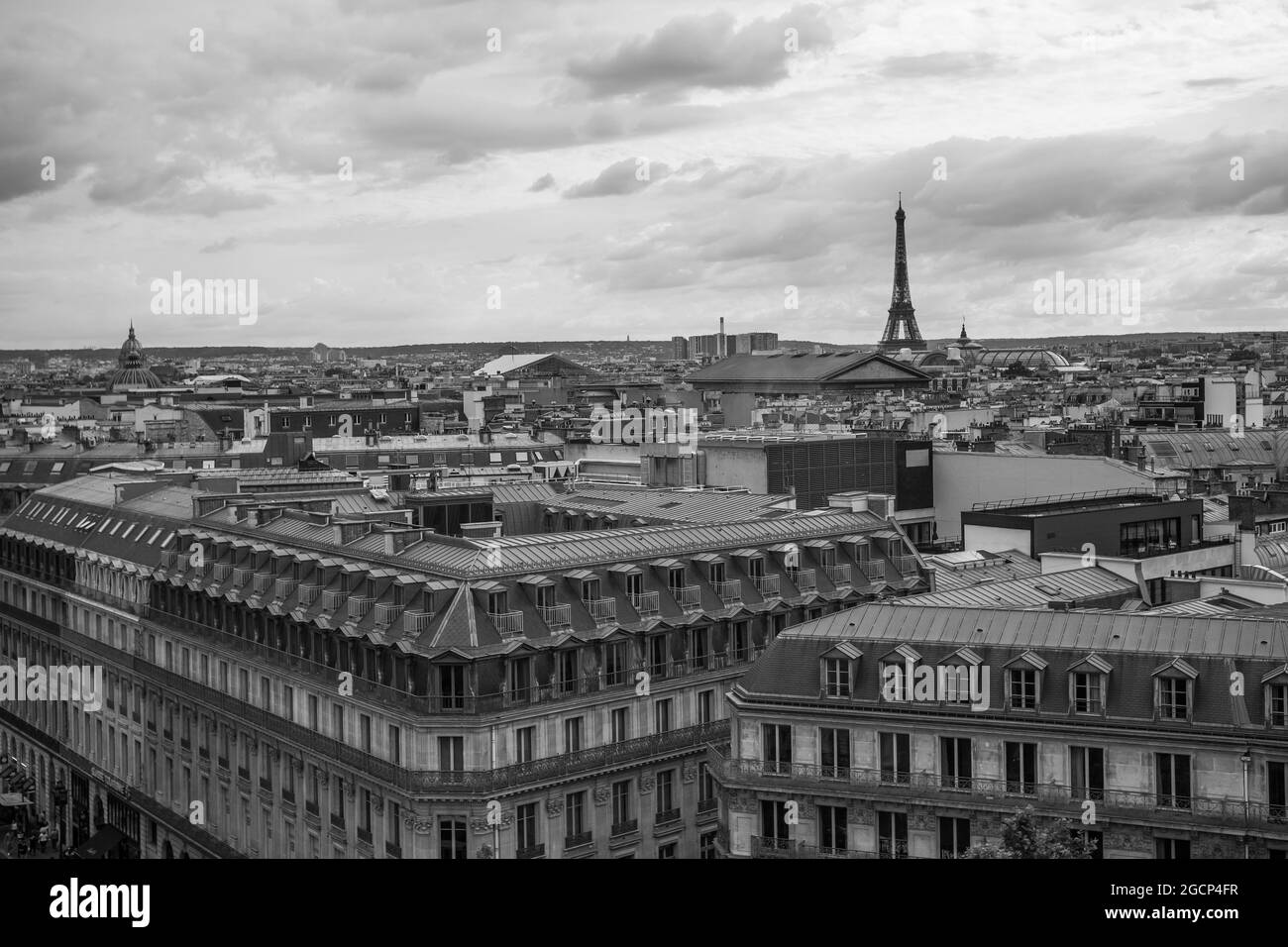 PARIS, FRANCE - 09 août 2021 : Paris, France - 2021 août. Panorama de Paris, l'Opéra Garnier, partie sud-ouest, centre-ville, Tour Eiffel à partir d'un Banque D'Images