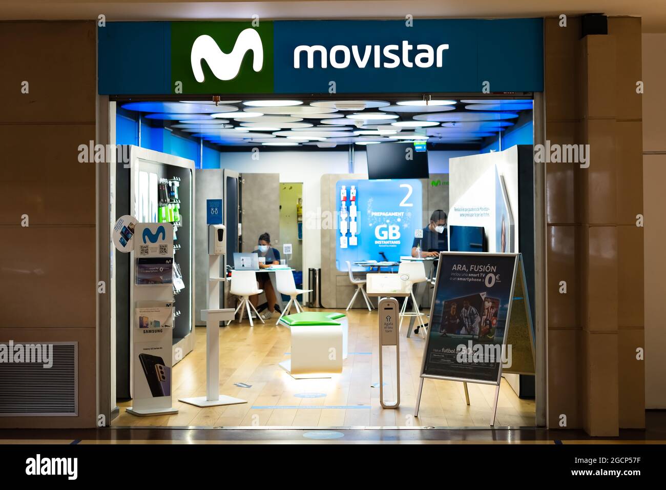 BARCELONE, ESPAGNE - 04 août 2021: Barcelone, Catalogne, Espagne - 4 août 2021: Magasin Movistar dans un centre commercial, c'est une Télécommunica espagnole Banque D'Images