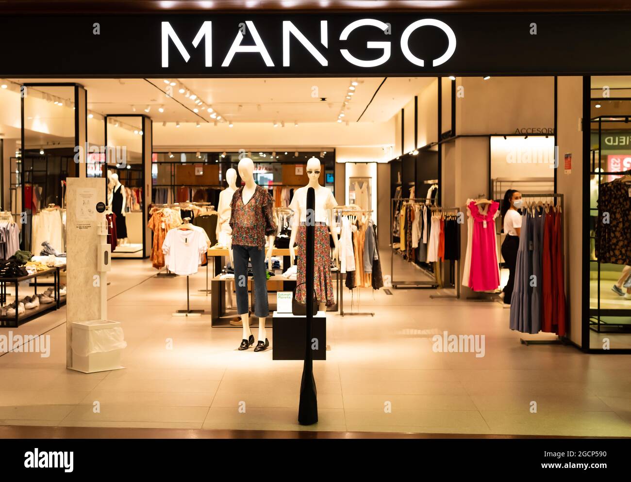 BARCELONE, ESPAGNE - 04 août 2021 : Barcelone, Catalogne, Espagne - 4 août  2021 : magasin Mango à l'intérieur d'un centre commercial. Mango est une  marque de vêtements femme de Photo Stock - Alamy