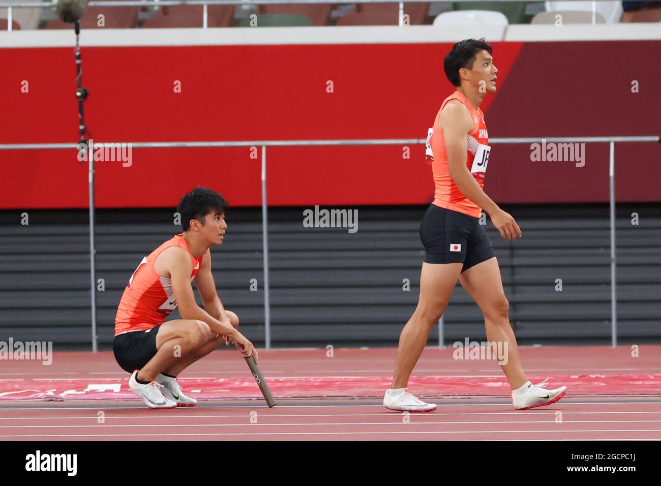 Shuhei Tada (JPN) et Ryota Yamagata (JPN) en état de choc après avoir échoué à passer le bâton dans la première partie des Athlétiques : finale du relais 4 x 100m masculin lors des Jeux Olympiques de Tokyo 2020 le 6 août 2021 au Stade National de Tokyo, Japon. Team Japan n'a pas terminé la course. Credit: YUTAKA/AFLO SPORT/Alay Live News Banque D'Images