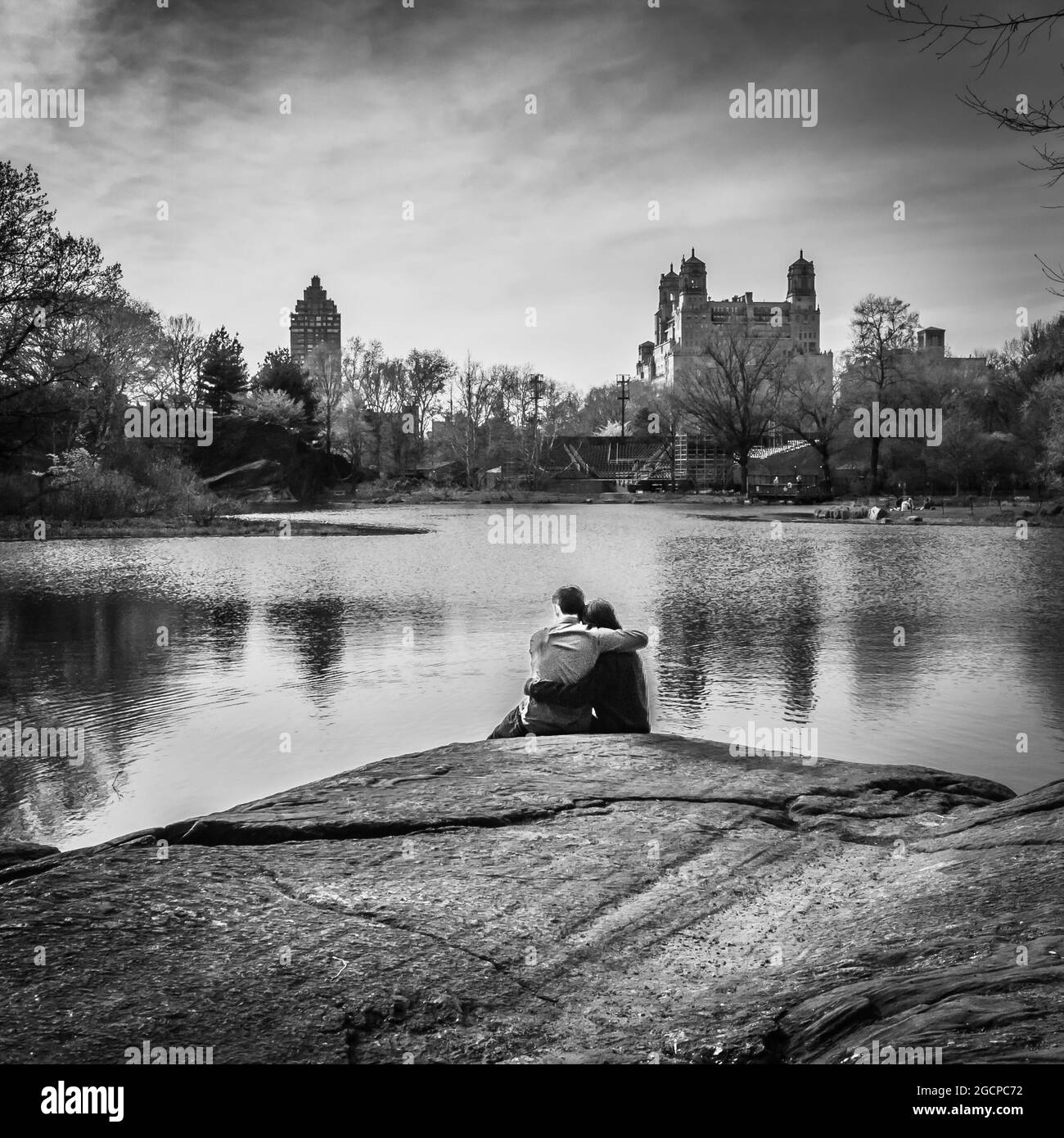 Couple embrassant à côté de Turtle Pond dans Central Park, New York City, NY, États-Unis Banque D'Images
