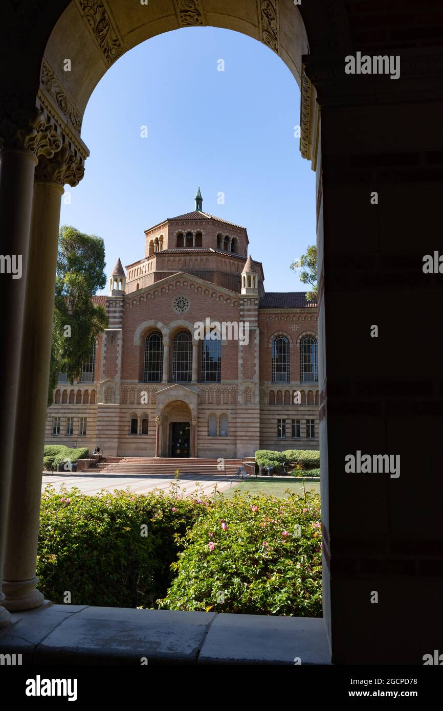 Bibliothèque UCLA vue par une arche de Royce Hall Banque D'Images