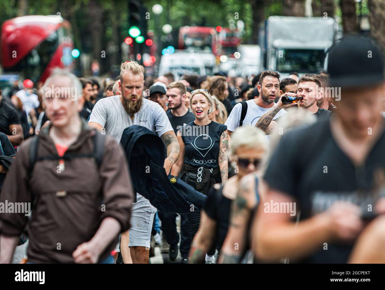 Londres, Royaume-Uni. 09e août 2021. Les manifestants défilont dans le centre de Londres pendant la manifestation. Les manifestants ont organisé une manifestation contre les préjugés médiatiques traditionnels, les restrictions relatives aux covides, les passeports pour vaccins, la vaccination des Covid pour les enfants et la perte de liberté en vertu de la loi sur le coronavirus. (Photo de Martin Pope/SOPA Images/Sipa USA) crédit: SIPA USA/Alay Live News Banque D'Images