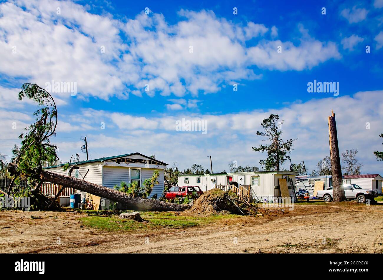 Des arbres sont éparpillés autour du parc de la maison mobile de Twin Oaks après l'ouragan Michael, le 18 octobre 2018, à Marianna, en Floride. Banque D'Images